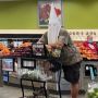 Viral Pakai Topeng Ku Klux Klan ke Supermarket, Pria Ini Jadi Sorotan