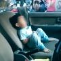 Viral Bocah yang Terkunci di Dalam Mobil, Warganet Jadi Salah Fokus