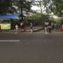 Pembagian Takjil Gratis dengan Penerapan Jaga Jarak Fisik