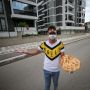 Penjual Roti Ini Hibur Warga dengan Menyanyi di Jalan Raya