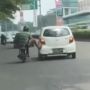 Epik! Preman Terkuat Mael Lee Dibikin Malu dengan Aksi Pemotor Ini