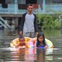 Unik! Warga Manfaatkan Banjir untuk Belajar Berenang