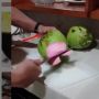 Kelapa Muda Kulit Dalam Bewarna Pink Bikin Penasaran, Netizen Debat Namanya