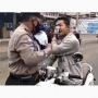 Viral Video Pemotor Baku Hantam dengan Petugas PSBB, Warganet Ikut Emosi