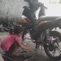 Piawai Otak-atik Motor, Gadis Cilik Ini Bikin Warganet Salut