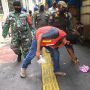 Razia PSBB di Tanah Abang, Puluhan Warga Disuruh Push-up hingga Sapu Jalan