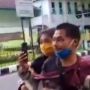 Viral! Ditilang karena Tak Pakai Helm, Polisi dan Pengendara Motor Cekcok