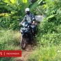 Pak Guru Ujang Datangi Rumah Murid-muridnya yang  Tak Punya HP dan TV