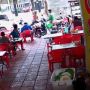 Tiba-tiba Nyelonong ke Warung Makan, Pemotor ini Bikin Kaget Pengunjung