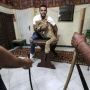Sirkus Tutup Akibat Lockdown, Pria Mesir Gelar Pertunjukan Singa di Rumah