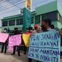 Tagihan Listrik Janggal, Warga Geruduk dan Segel Kantor PLN Cilegon