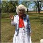 Bosan Saat Karantina, Nenek Ini Bikin Fashion Show di Kebun Belakang Rumah