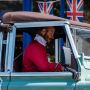 Bikin Salah Fokus, David Beckham ke Pasar Naik Mobil Antik Legendaris