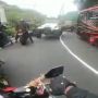 Detik-Detik Mobil Jeep Tabrak Moge, Ini Bahayanya Menyalip di Tikungan