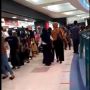 Abaikan Jaga Jarak Demi Baju Lebaran, Warga Dempet-dempetan Antre di Mal