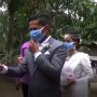 Batal Resepsi, Pengantin Ini Rayakan Pernikahan dengan Bantu Orang Miskin