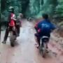 Viral Motor Bebek Libas Motor Off Road di Jalan Berlumpur, KLX Minggir!
