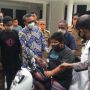 Bocah Penjual Gorengan Dapat Hadiah Motor dan Beasiswa dari Gubernur Sulsel