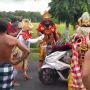 Aksi "Hanoman" Cegat Bule karena Tak Pakai Masker