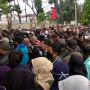 Berdesakan di Kantor Pos Bandung, Warga: Saya Pasrah, Soalnya Butuh Uang