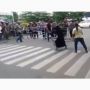 Video Ibu-ibu Murka Sampai Angkat Pembatas Jalan, Publik: Ngeri Banget!