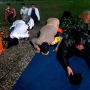 PSBB Berakhir, Warga Tegal Sujud Syukur