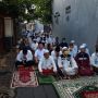 Masjid Tak Gelar Sholat Ied, Warga Sholat di Jalanan Kampung