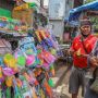 Orang Tua Ajak Anaknya Berburu Mainan di Pasar Gembrong saat Covid-19