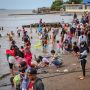Wisatawan Padati Pantai Tanjung Pasir saat PSBB