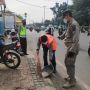 Bandel! Langgar Aturan PSBB, Sejumlah Warga Disuruh Nyapu Jalanan