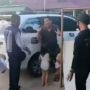 Ngeluh Tak Mampu Beli Susu, Pria Bermobil Serahkan Anaknya ke Petugas PSBB