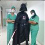 Demi Hibur Pasien, Dokter Ubah Baju Hazmat Jadi Kostum Superhero