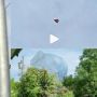 Viral Ratusan Balon Udara Liar, Terbakar di Langit, Ganggu Tiang Listrik
