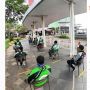 Beredar Foto Ojol Antre di Depan Mal, Warganet: Kayak Lagi Ujian Nasional
