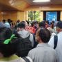 Acuhkan PSBB, Penumpang Desak-desakan Rebutan Antrean di Stasiun Gondangdia