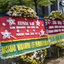 Karangan Bunga Korban Jiwasraya Hiasi PN Jakpus