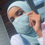 Inspiratif! Model Halima Aden Desain Masker Bagi Nakes yang Berjilbab