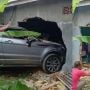 Ajaib! Range Rover Tabrak Tembok Rumah Warga, Kondisinya Jadi Sorotan