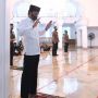 Pakai Masker, Penampakan Jokowi saat Ibadah Jumatan di Istana