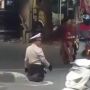 Viral Pria Berseragam Polisi Atur Lalu Lintas, Warganet Terenyuh Melihatnya