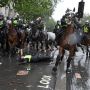 Demo Anti-Rasis: Polisi Inggris Terlempar dari Kuda, Rusuk Patah