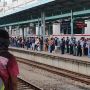 Perkantoran di Jakarta Buka, Penumpang Numpuk di Stasiun Manggarai