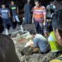 Haru, Potret Ayah Berulang Kali Cium Jenazah Anak Bayinya di Liang Kubur
