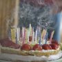Ajak Bocah Penjual Tisu Keliling Tiup Lilin di Martabak, Aksi Sekelompok Pemuda Ini Bikin Haru
