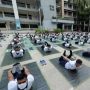 Perkuat Fisik dan Mental saat Pandemi, Polisi Bangladesh Ikuti Yoga Massal