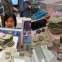 Haru, Gadis Miskin Rela Bongkar Celengan Beli HP untuk Ikut Kelas Online