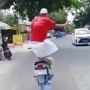 Viral Kakek Naik Motor Berdiri, Berujung Dijemput Polantas