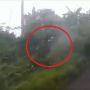 Detik-Detik Pemotor Nyungsep ke Semak-Semak saat Konvoi, Warganet Ngakak