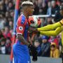 Liga Inggris Bergulir, Patrick van Aanholt Akan Berlutut buat George Floyd