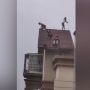 Bikin Jantungan! 4 Anak Asyik Main di Atas Atap Gedung Setinggi 100 Meter